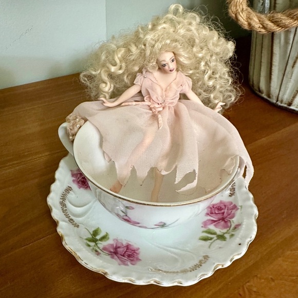 VINTAGE, TEACUP FAIRY. PORCELAIN DOLL, DRESSED IN PINK. MADE IN GERMANY. - Picture 2 of 10